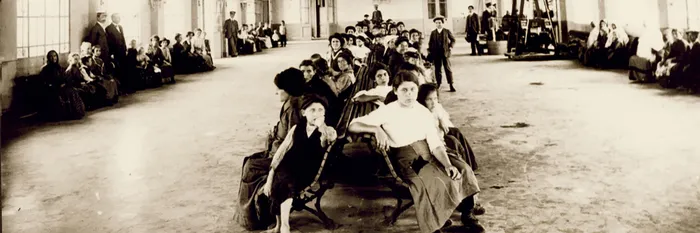 Crowds of early twentieth-century immigrants gathered outside the long brick reception hall of the Dirección General de Inmigración in Buenos Aires.